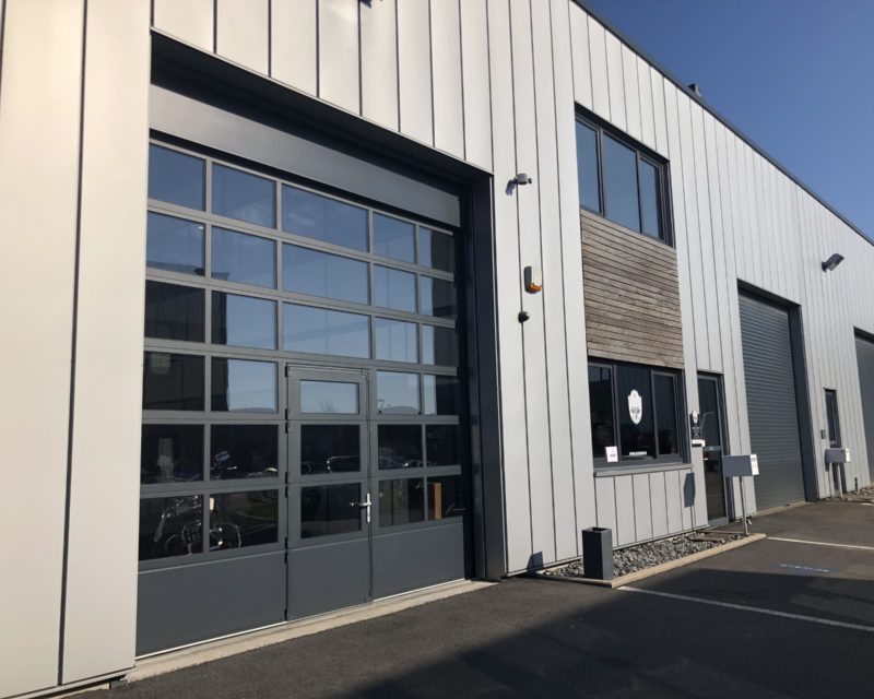 porte industrielle avec portillon integre lumiere scaled