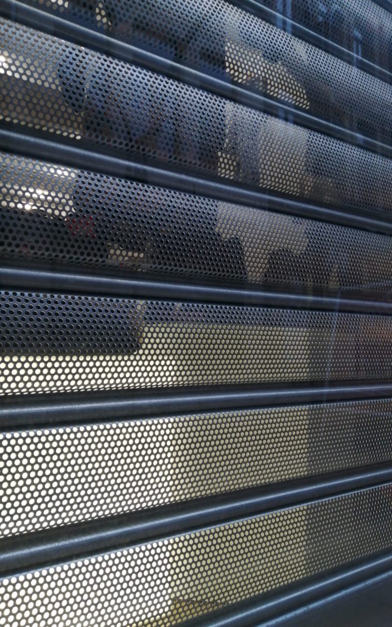 Lames perforees rideaux metalliques 1 scaled