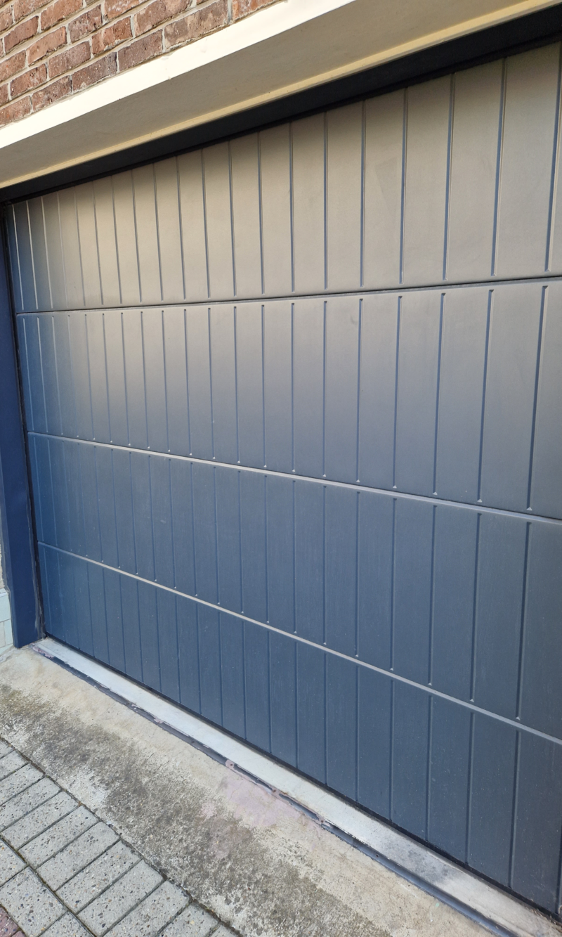 porte de garage bandes verticales 1