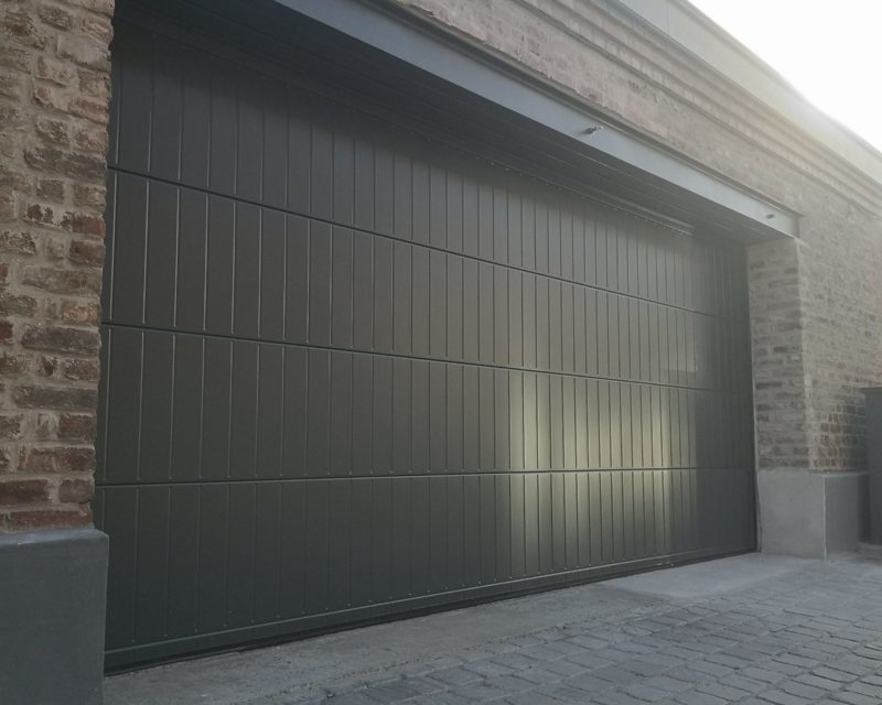 porte de garage bandes verticales 2 scaled