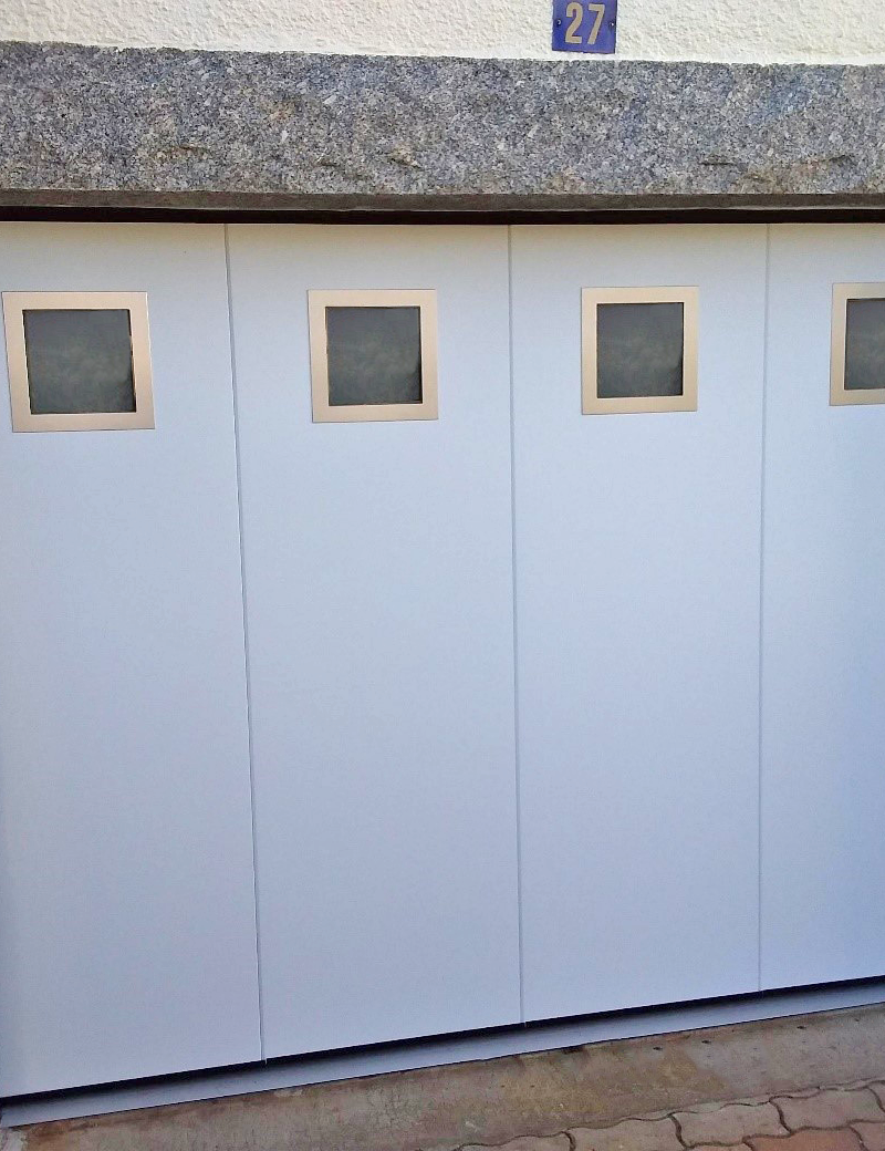 porte de garage laterale avec hublots