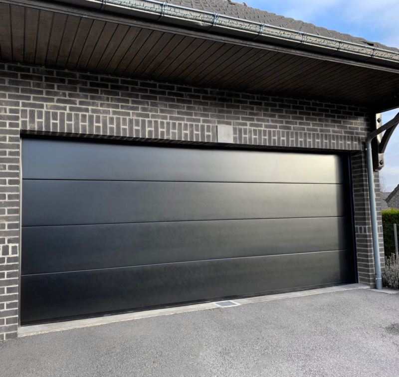 porte de garage isocold noir briques grises