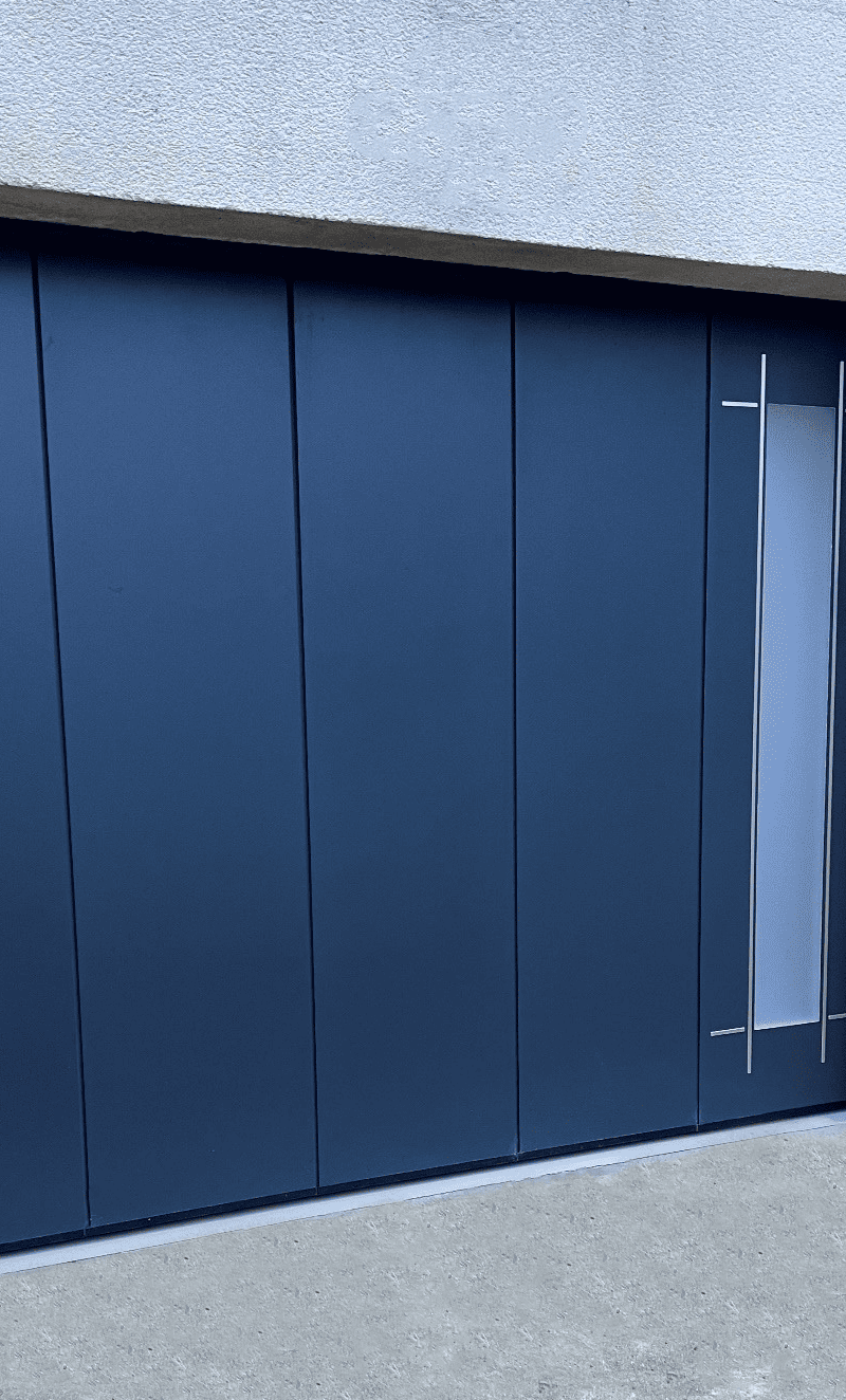 porte de garage laterale bleu avec hublot