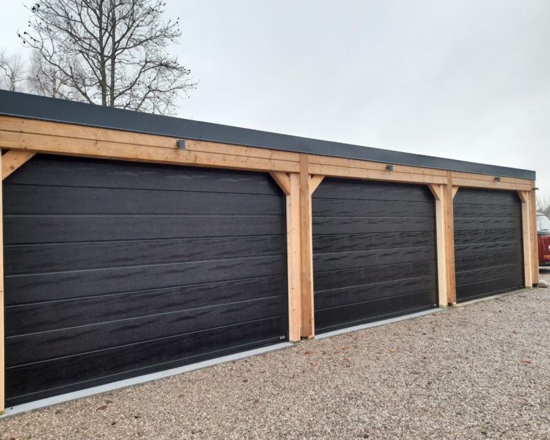 porte de garage noir sectionnelle bardage bois fabrication sur mesure