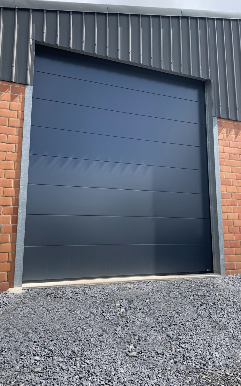 porte de garage sectionnelle industrielle noir