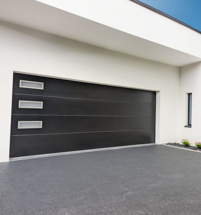 porte de garage sectionnelle noir sur mesure avec hublots