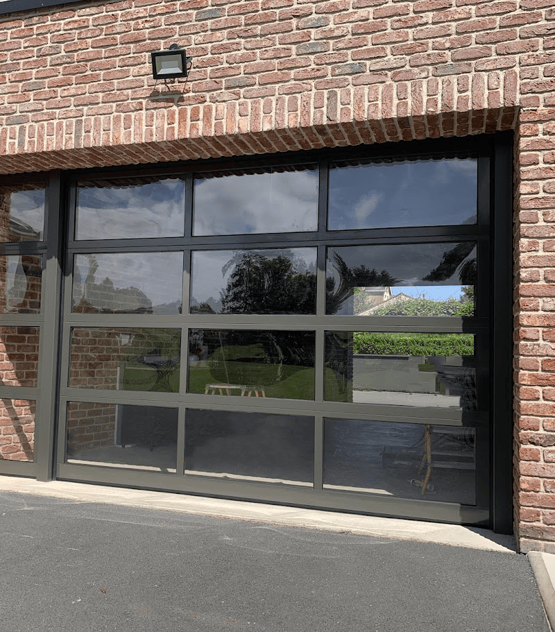 porte de garage sectionnelle vitre aluminium hublot