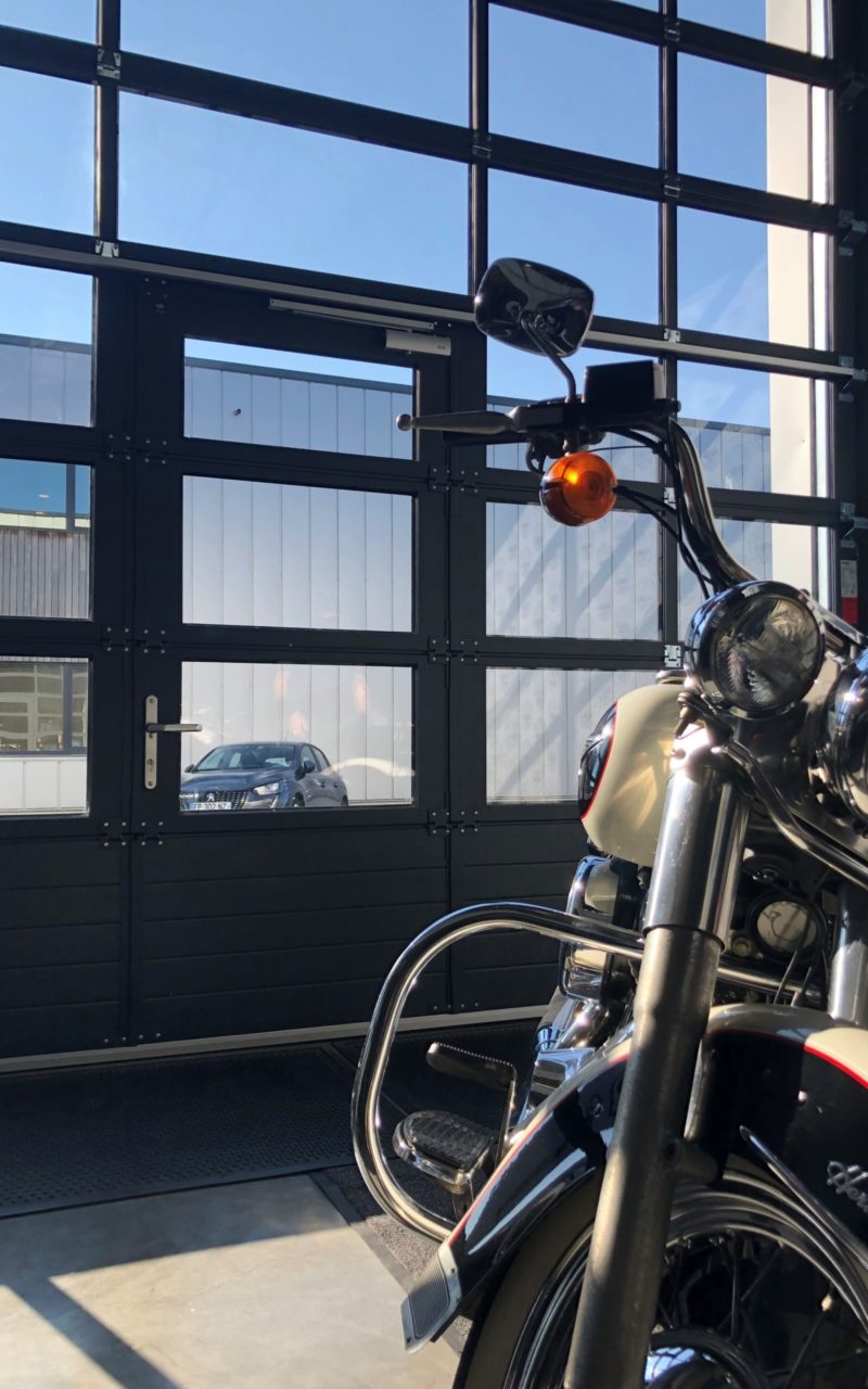 porte industrielle full vision avec moto