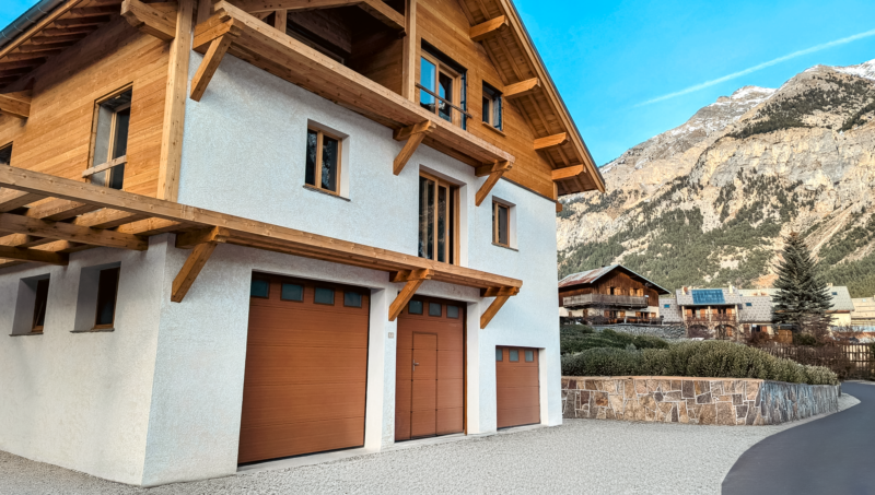 portes sectionnelles avec hublot et portillon centrale panneaux chaines dorees